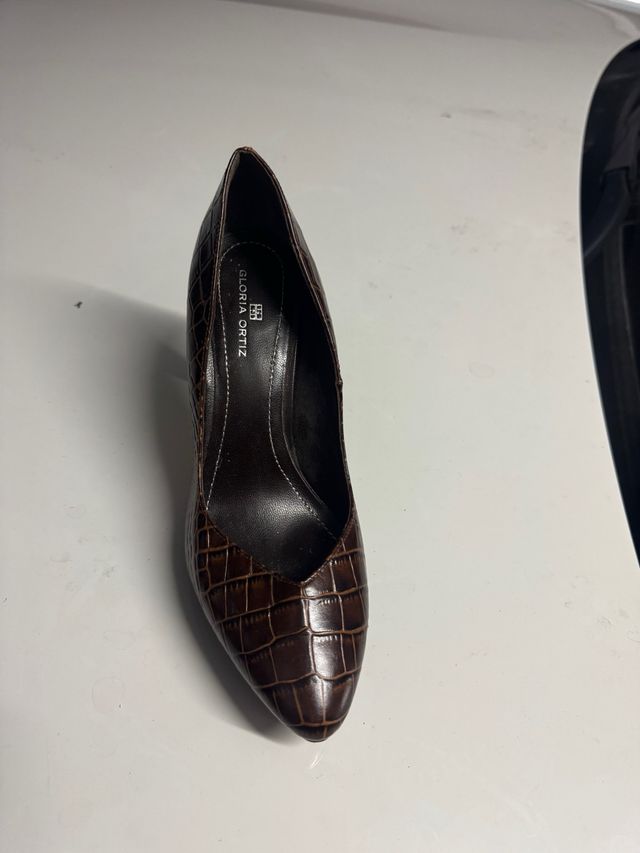 Tacones Gloria Ortiz Cocodrilo Marrones