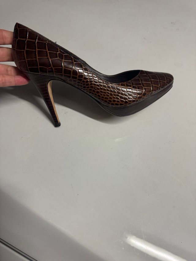 Tacones Gloria Ortiz Cocodrilo Marrones