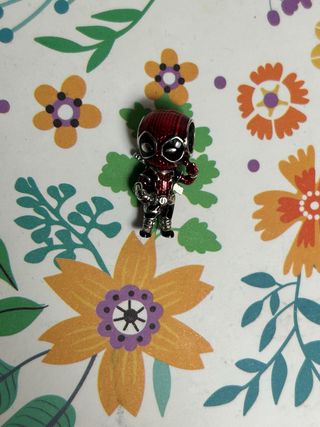 Charm Deadpool Rojo y Plateado