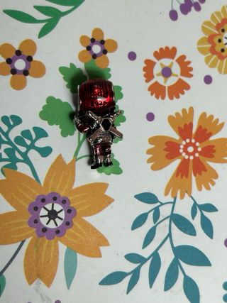 Charm Deadpool Rojo y Plateado