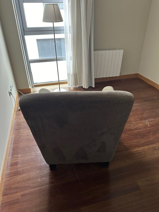 Butaca y reposapiés tapizados gris/verde