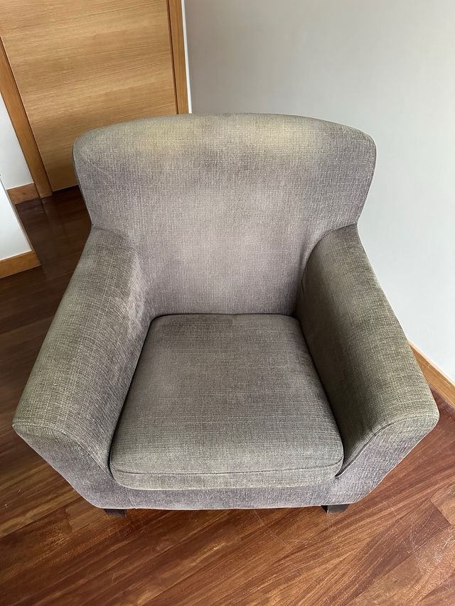 Butaca y reposapiés tapizados gris/verde