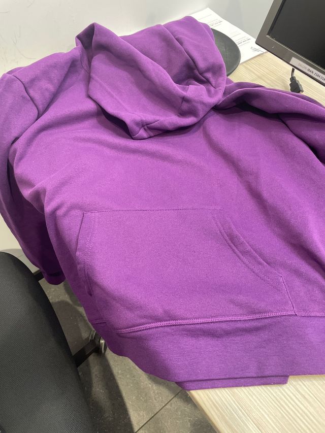 Sudadera con capucha morada