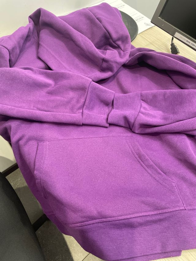 Sudadera con capucha morada