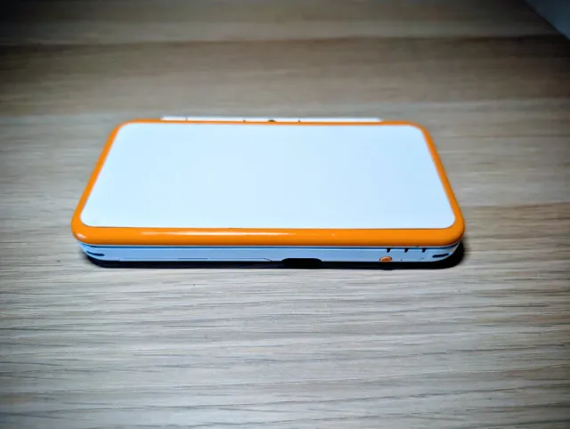 New Nintendo 2DS + Cargador + Stylus