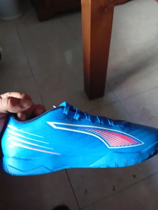 Zapatos de fútbol Puma azules y rojos