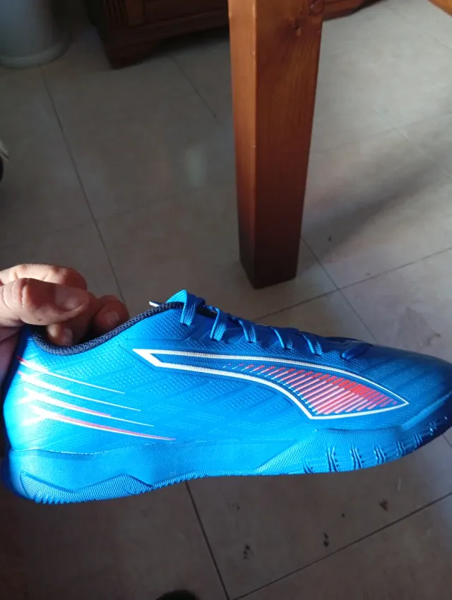 Zapatos de fútbol Puma azules y rojos