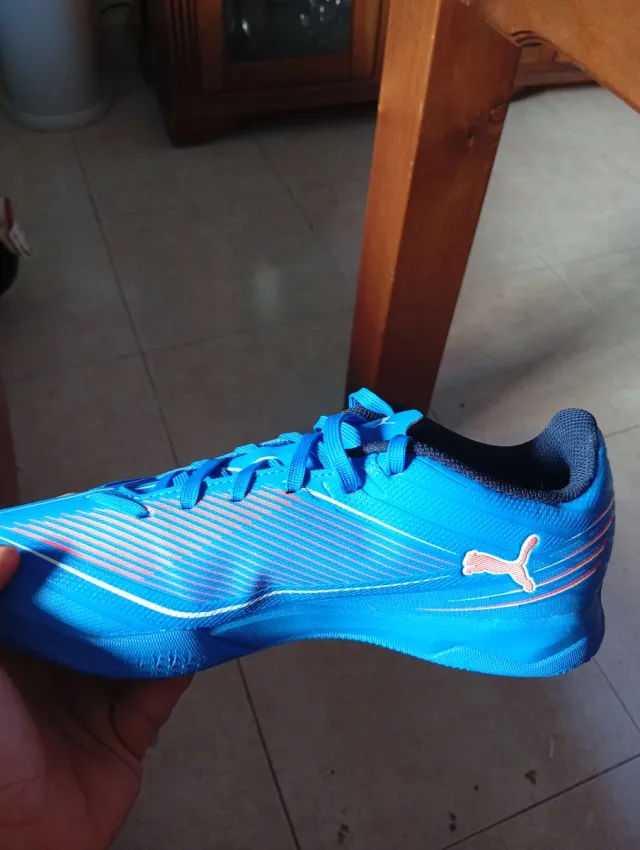 Zapatos de fútbol Puma azules y rojos