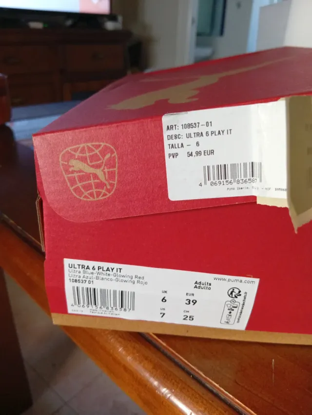 Zapatos de fútbol Puma azules y rojos