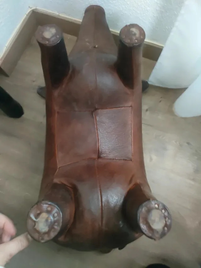 Apoio para os pés de porco em couro Dimitri Omersa