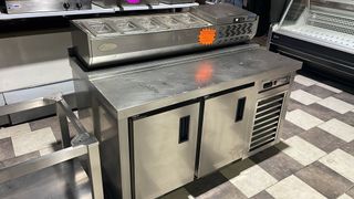 Mesa Fría con opción de vitrina de ingredientes