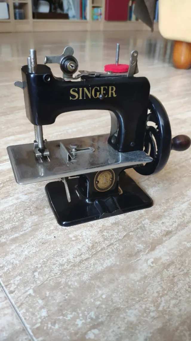 Máquina de coser Singer antigua de juguete 20k