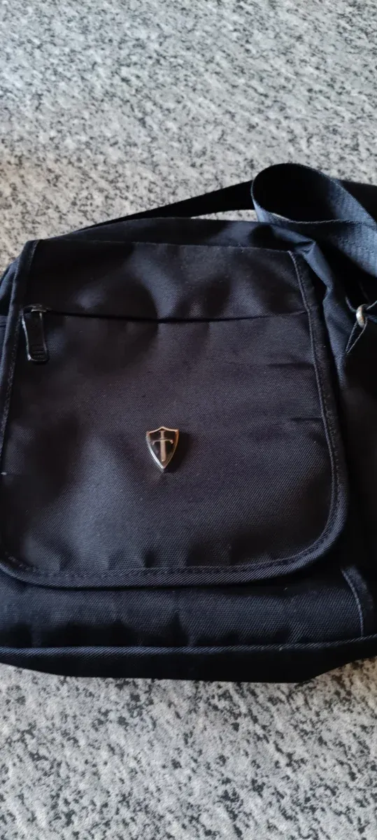 Borsello uomo nero con stemma