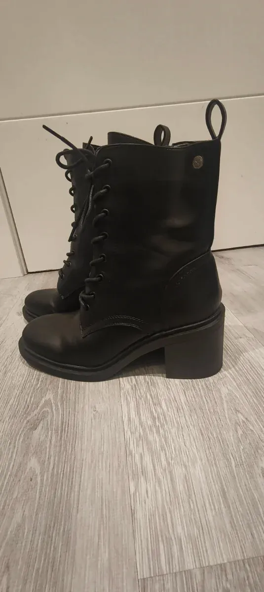 Botas negras con cordones