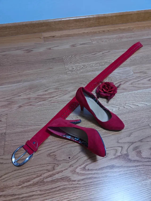 Zapatos de tacón rojos con cinturón