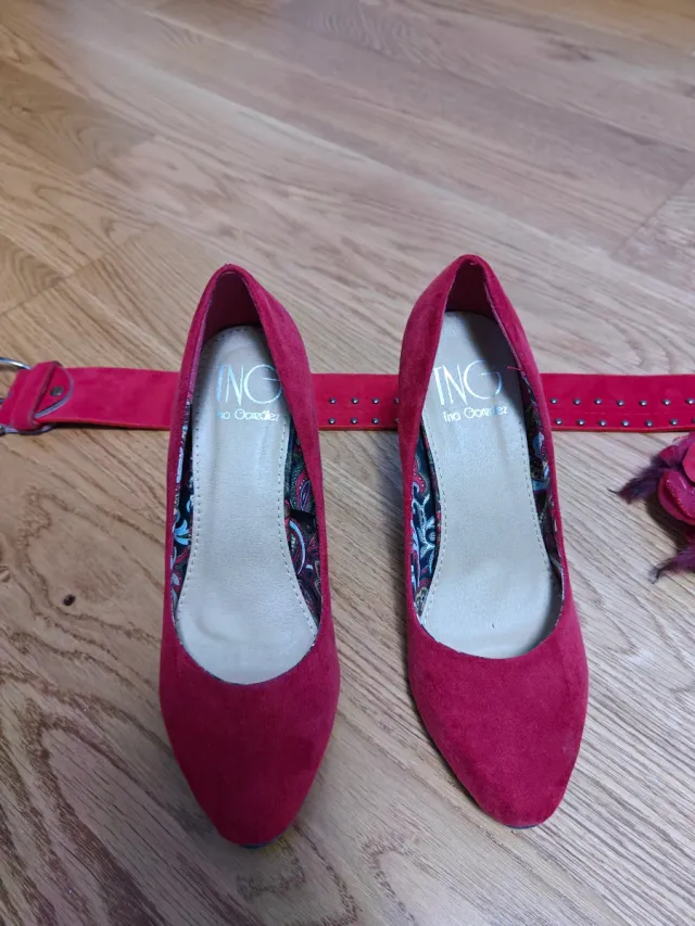 Zapatos de tacón rojos con cinturón
