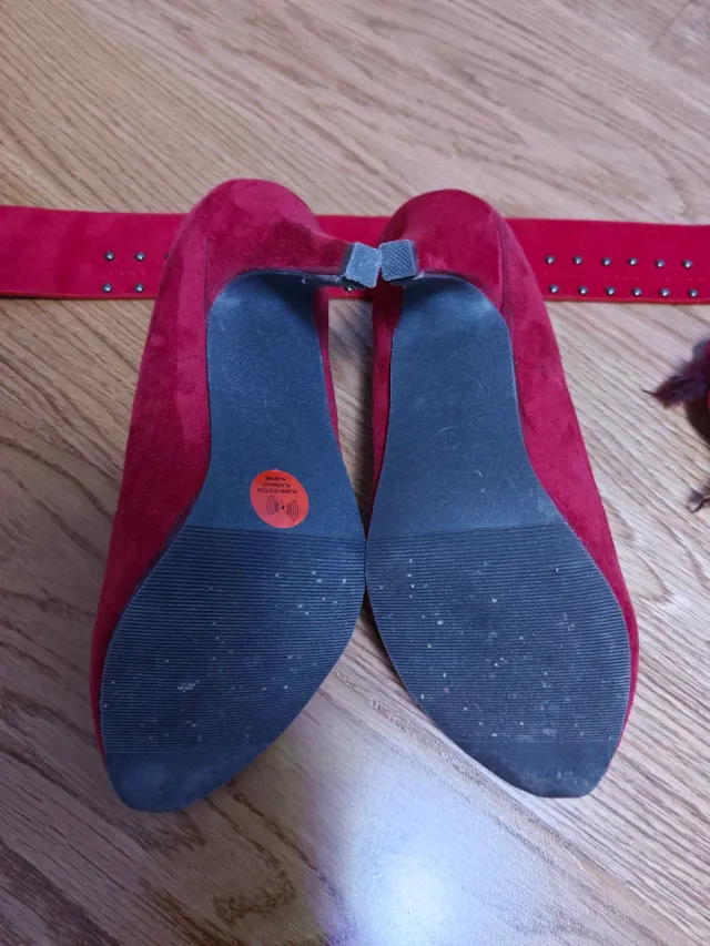 Zapatos de tacón rojos con cinturón