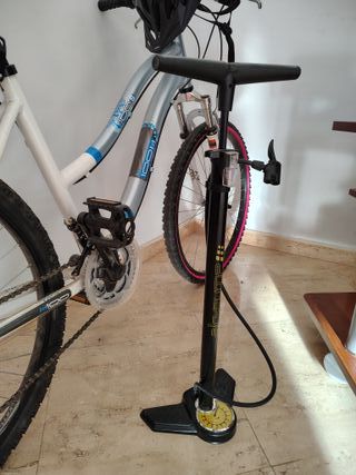 Bicicleta BTT F100 con casco e inflador
