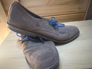 Zapatos de ante con cordones azules