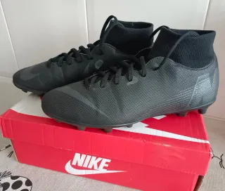 Botas de fútbol Nike para césped