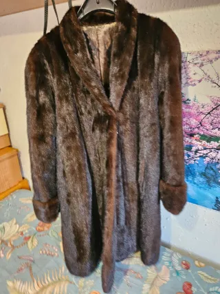 Abrigo negro y marrón