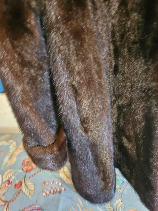 Abrigo negro y marrón