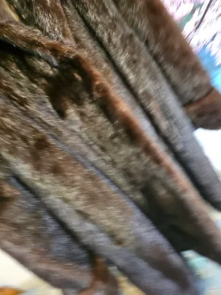 Abrigo negro y marrón