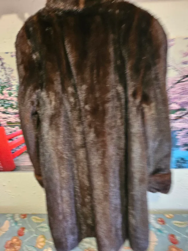 Abrigo negro y marrón