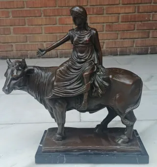 Bronce firmado mujer montando toro