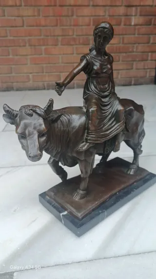 Bronce firmado mujer montando toro