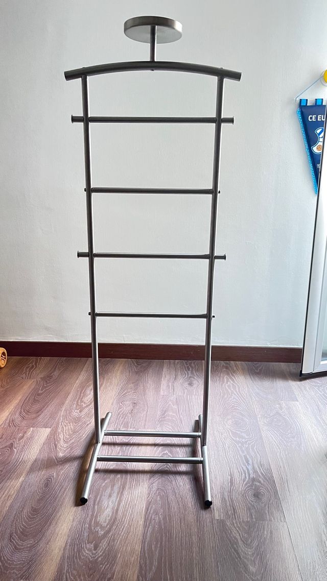 Burro perchero de metal plateado