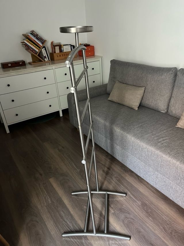 Burro perchero de metal plateado