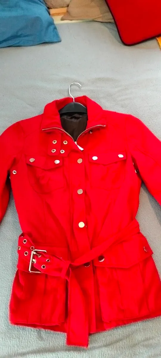 Chaqueta roja con cinturón