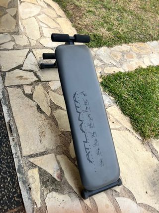 Banco de abdominales, mancuernas y pesas