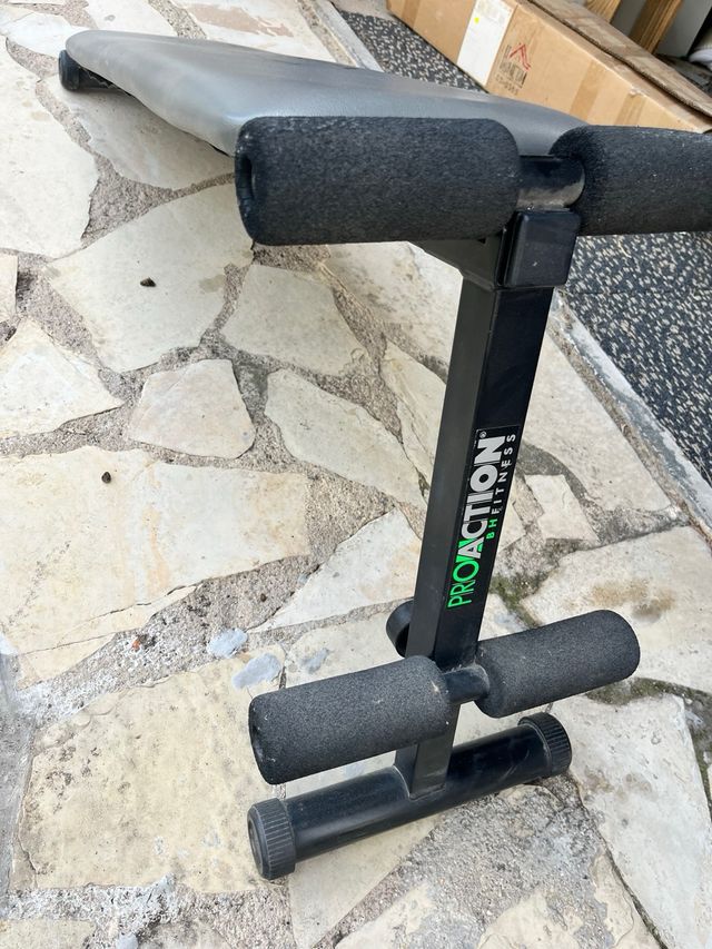 Banco de abdominales, mancuernas y pesas