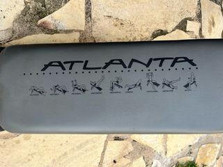 Banco de abdominales, mancuernas y pesas