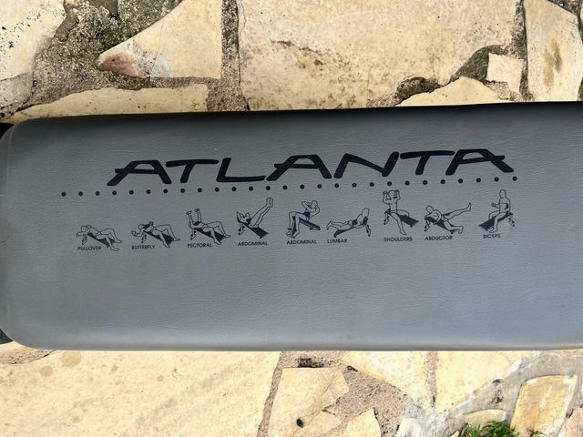 Banco de abdominales, mancuernas y pesas