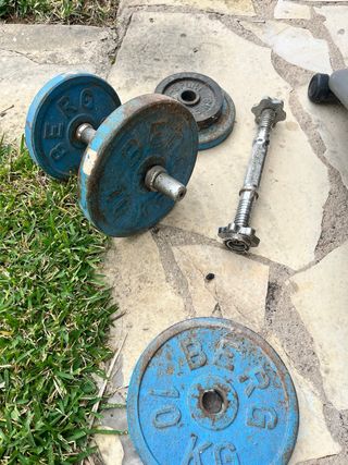 Banco de abdominales, mancuernas y pesas