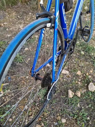 Bicicleta de carretera Felt azul
