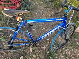 Bicicleta de carretera Felt azul