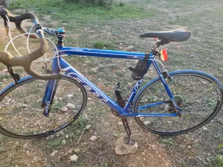 Bicicleta de carretera Felt azul