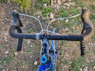 Bicicleta de carretera Felt azul