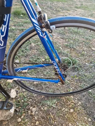 Bicicleta de carretera Felt azul