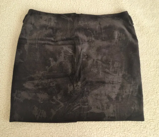 Falda negra con estampado de pana