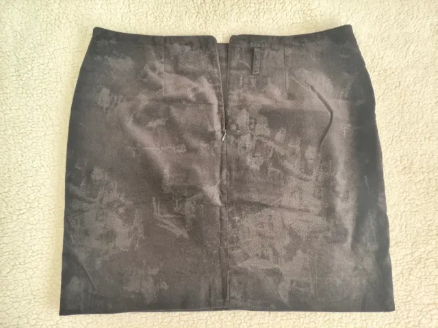 Falda negra con estampado de pana