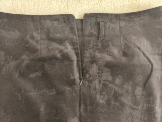 Falda negra con estampado de pana