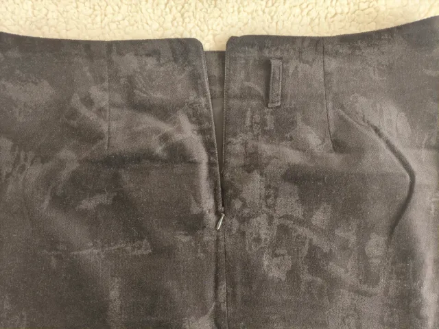 Falda negra con estampado de pana