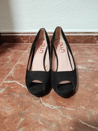 Zapatos de tacón negros peep toe