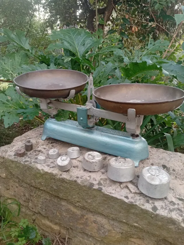 Balanza antigua con pesas