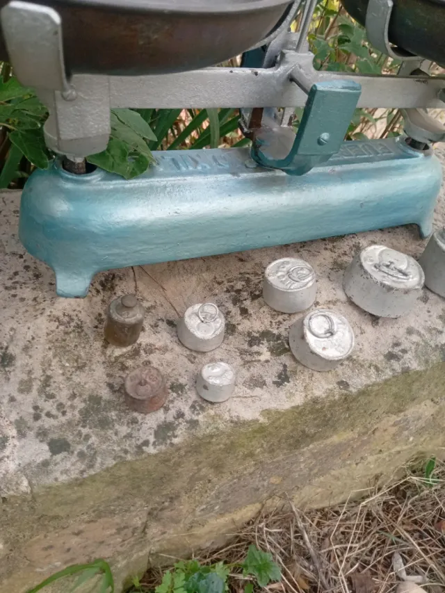 Balanza antigua con pesas